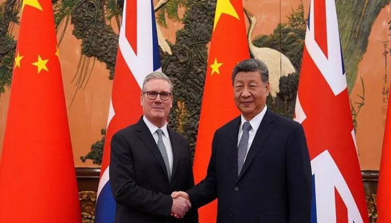 الخلافات الأوروبية الأمريكية تفتح الباب أمام الصين: زيارة ستارمر لبكين بين الفرص الاقتصادية والمخاطر الجيوسياسية